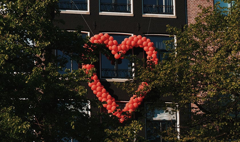 balloons shaped like a heart to support first responders