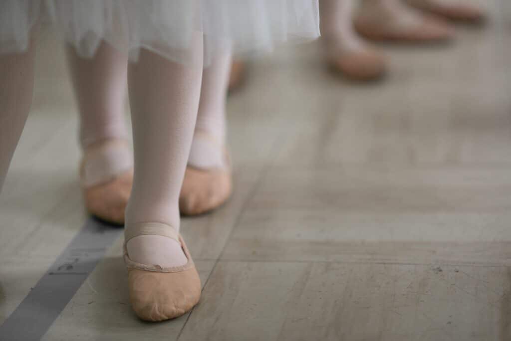 young ballet dancer feet in an uneven line
