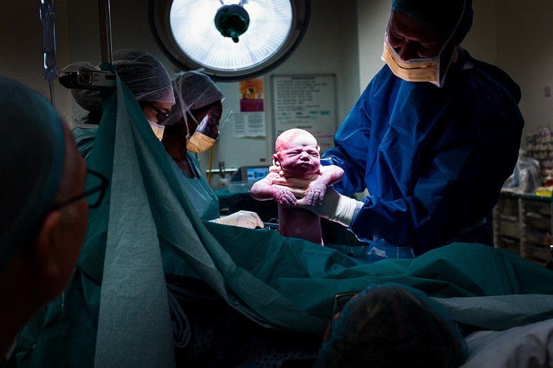 online photo image of baby being born